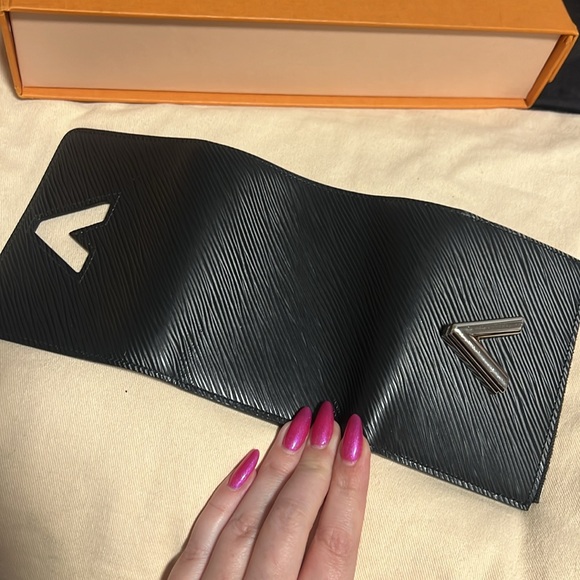Louis Vuitton Twist Compact Wallet Epi Noir MSRP $875 - Picture 8 of 11